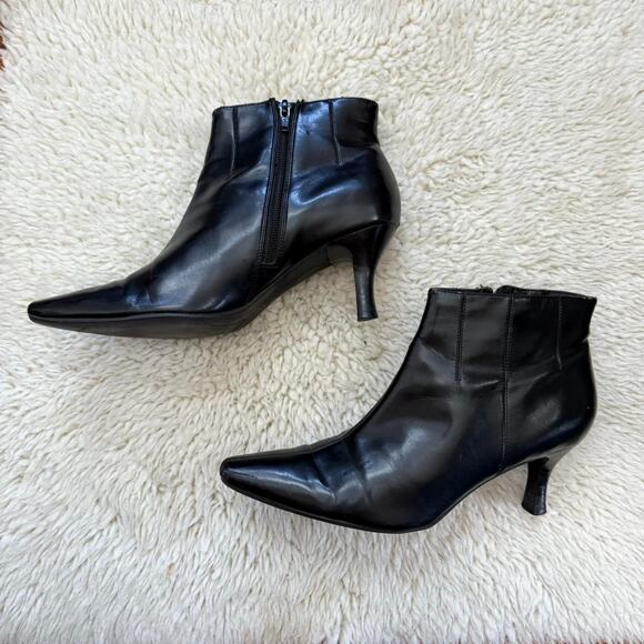 Vintage black leather pointed toe ankle boots - Size 9 - Picture 1 of 7